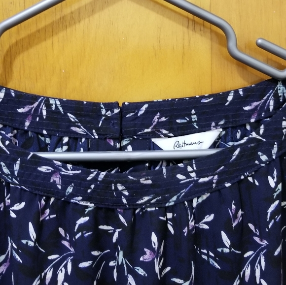 2/$20 Reitman's navy blue floral top EUC - Picture 2 of 4